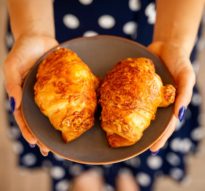 Füstöltsajtos croissant